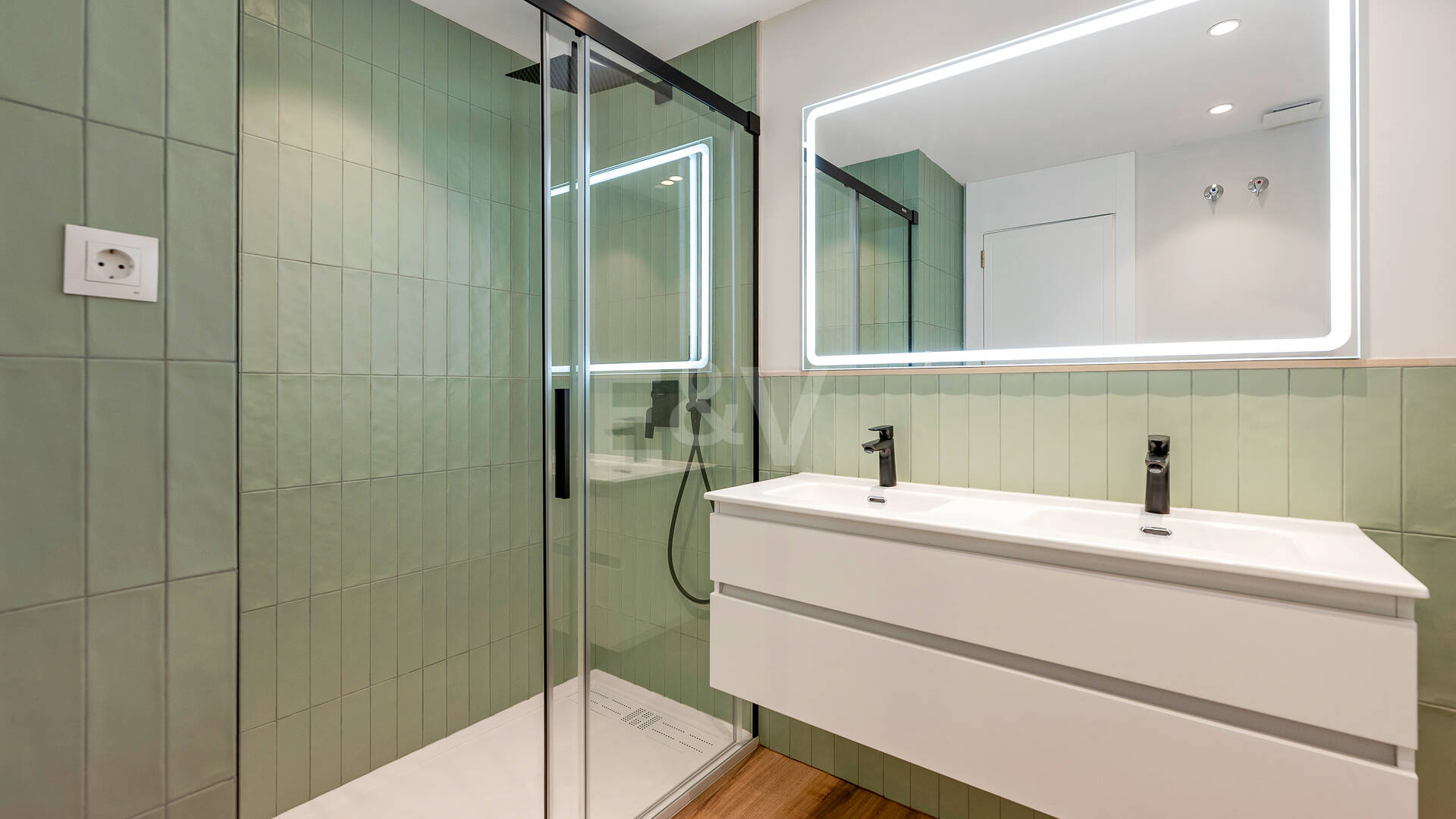 Apartamento moderno en planta baja con ubicación costera privilegiada