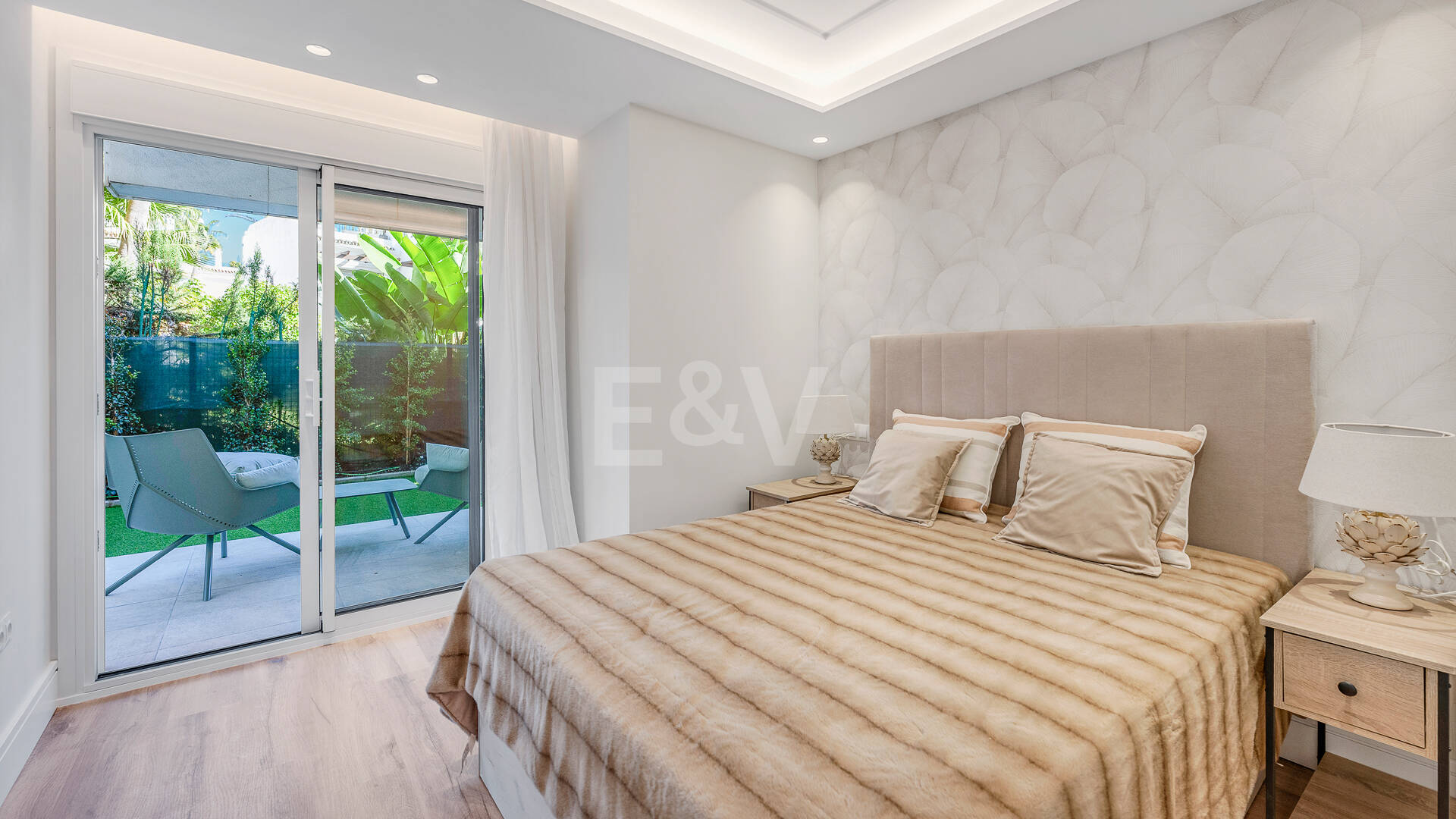 Apartamento moderno en planta baja con ubicación costera privilegiada