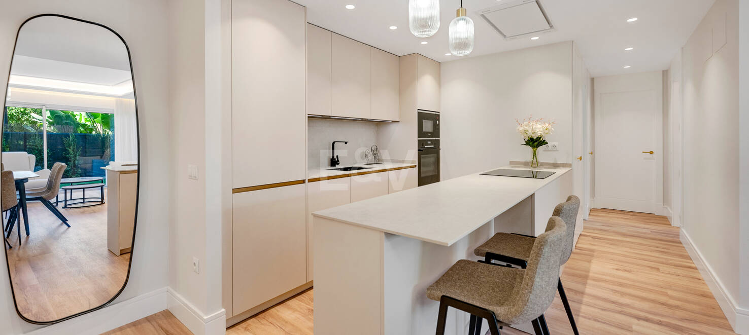 Apartamento moderno en planta baja con ubicación costera privilegiada