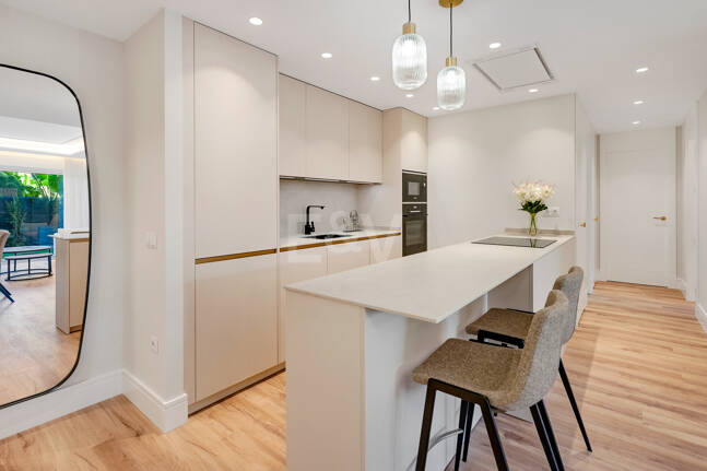 Contemporary Ground-Floor Apartment With Prime Coastal Position