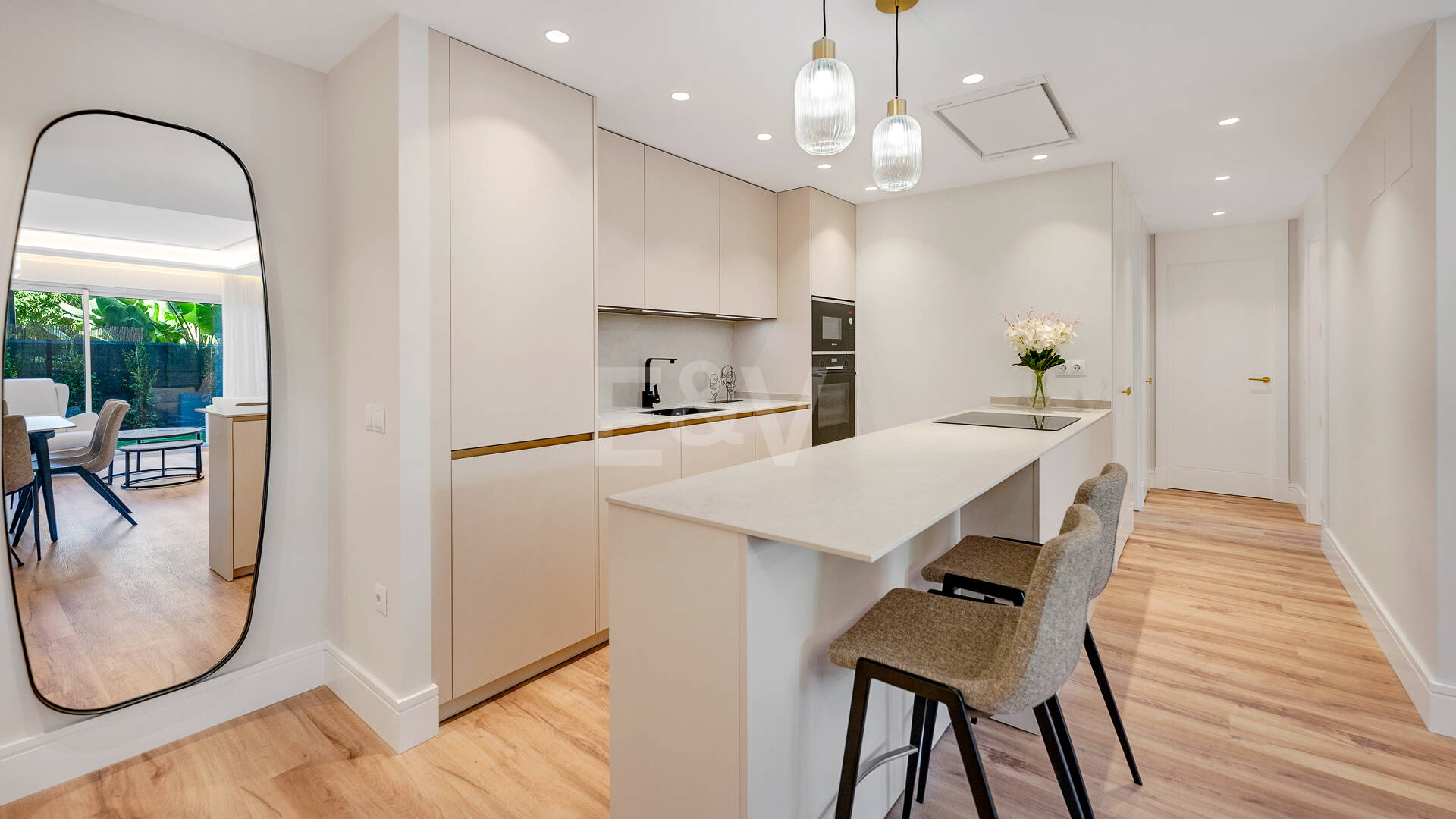 Apartamento moderno en planta baja con ubicación costera privilegiada