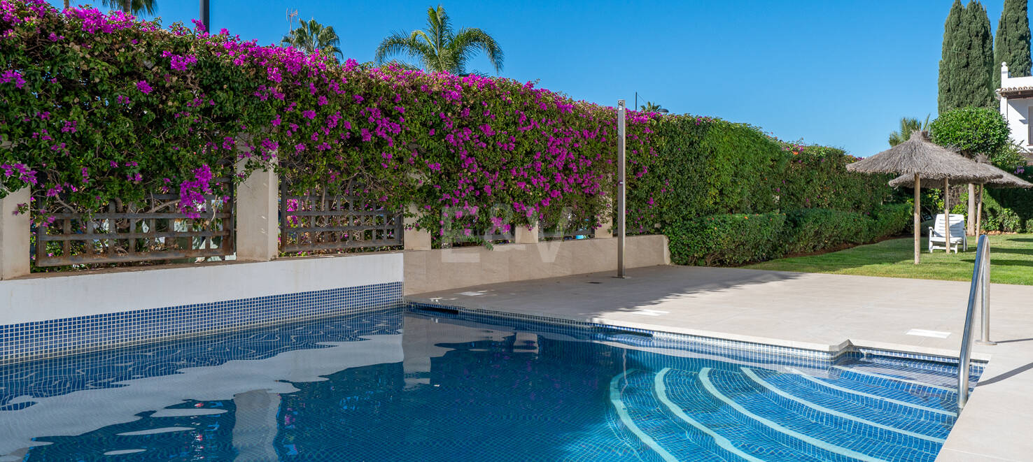 Apartamento moderno en planta baja con ubicación costera privilegiada