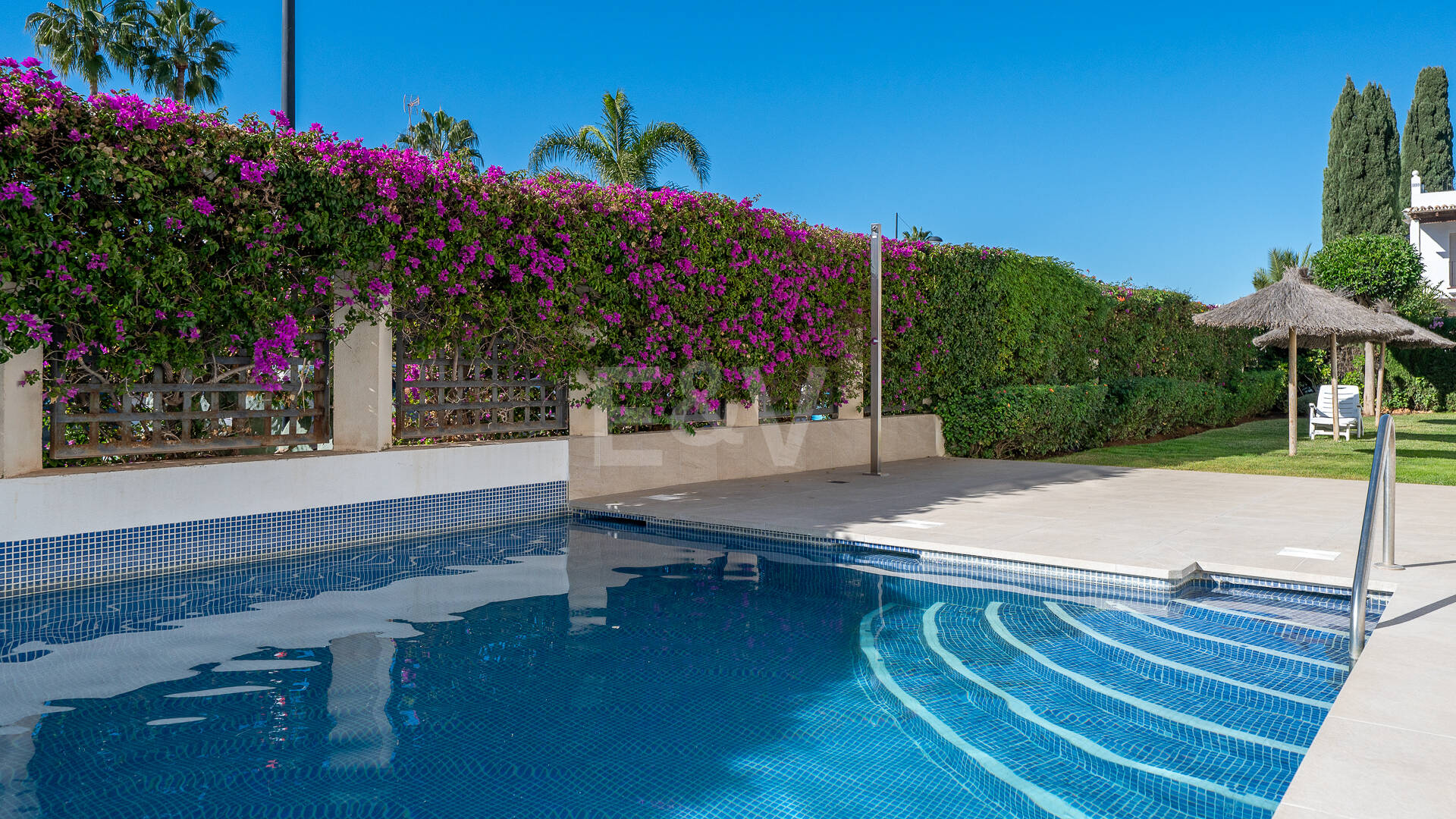 Apartamento moderno en planta baja con ubicación costera privilegiada