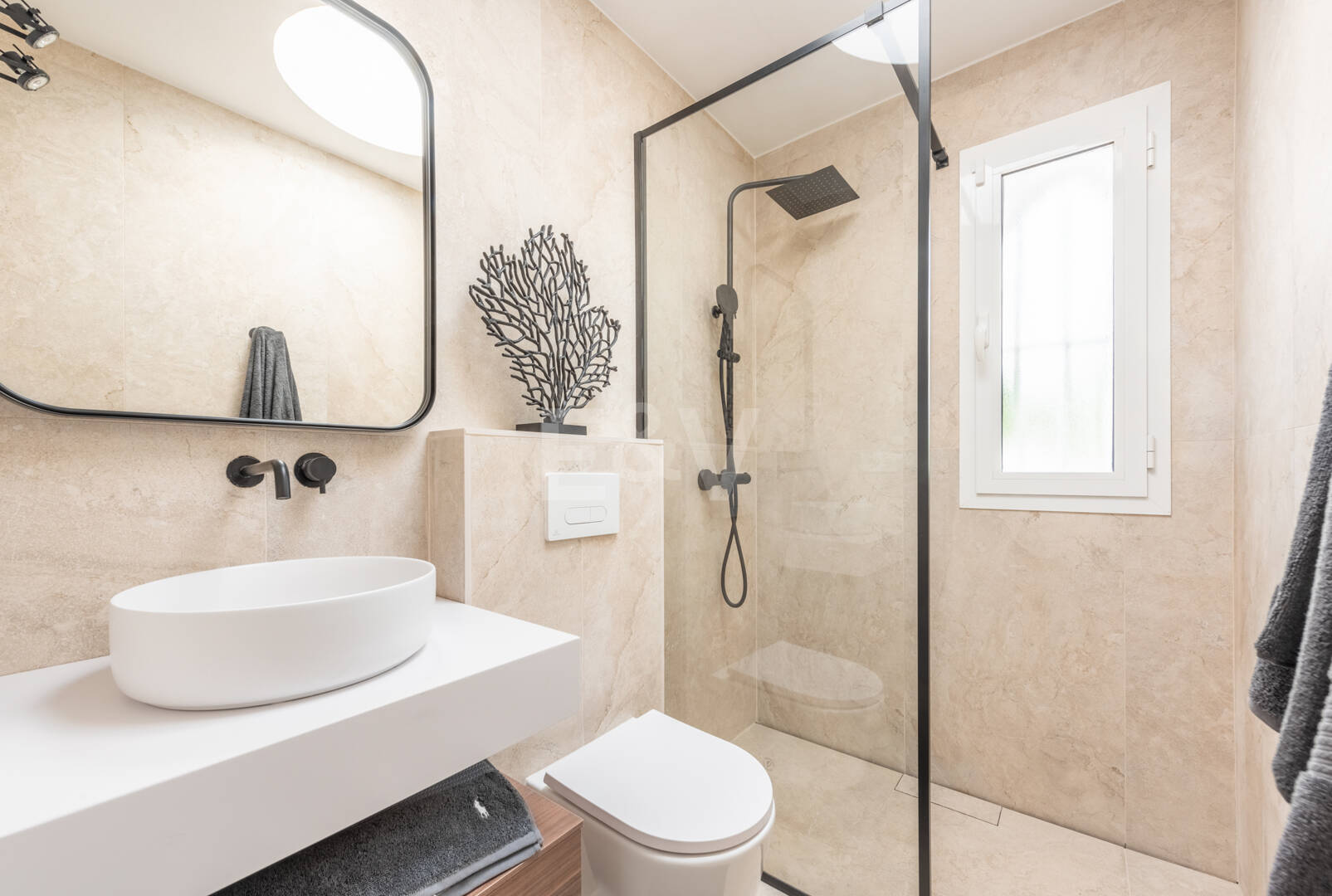 Contemporary Coastal Villa Kroki od morza