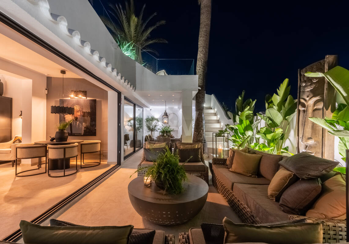 Villa côtière contemporaine Des marches de la mer