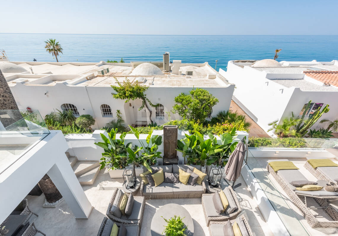 Villa côtière contemporaine Des marches de la mer