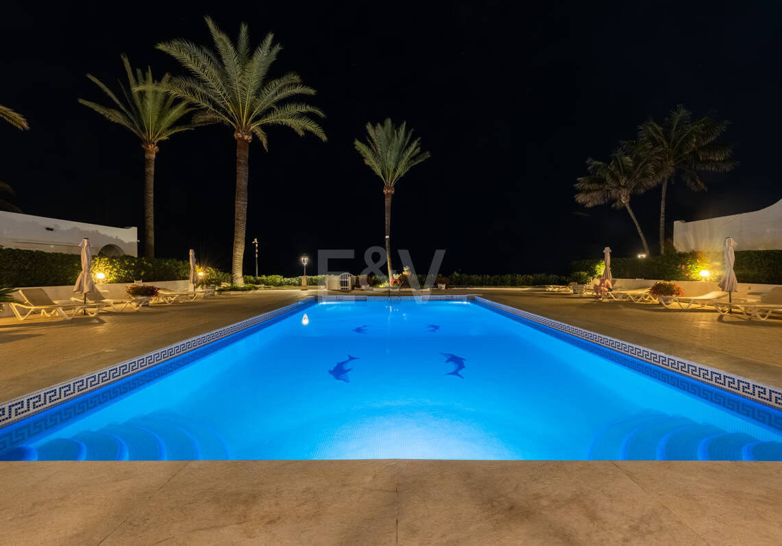Villa côtière contemporaine Des marches de la mer