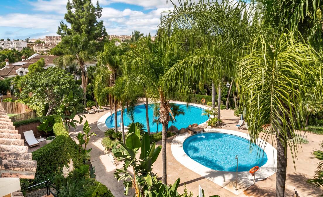In der exklusiven, geschlossenen Wohnanlage Hacienda El Palmeral befindet sich dieses Penthouse mit drei Schlafzimmern, das derzeit umfassend renoviert wird...