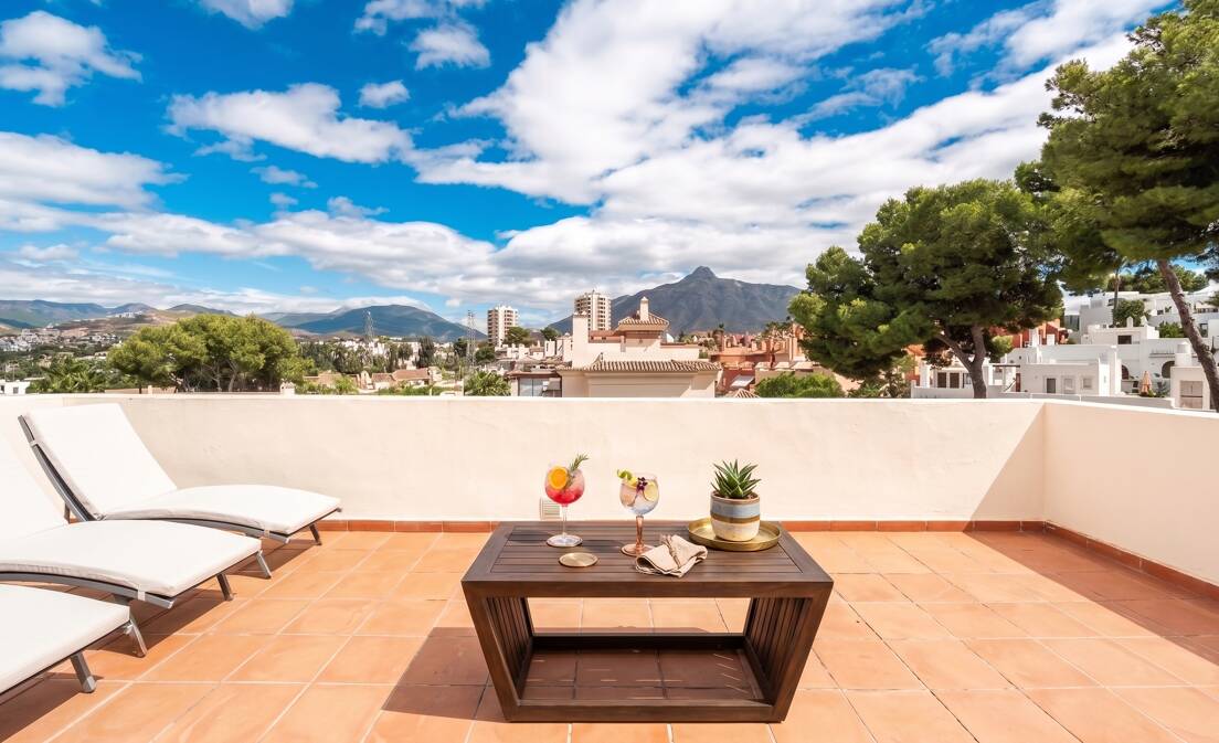 In der exklusiven, geschlossenen Wohnanlage Hacienda El Palmeral befindet sich dieses Penthouse mit drei Schlafzimmern, das derzeit umfassend renoviert wird....