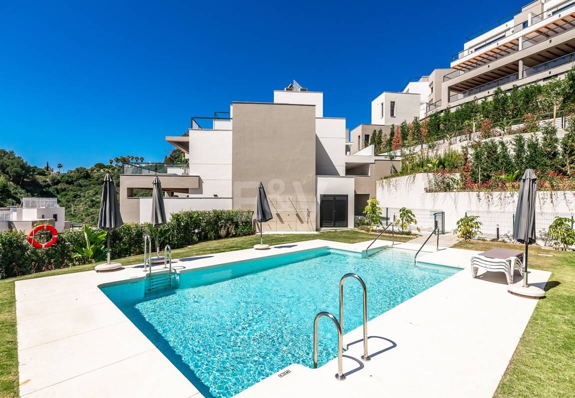 Luxury brand new apartment with open sea views