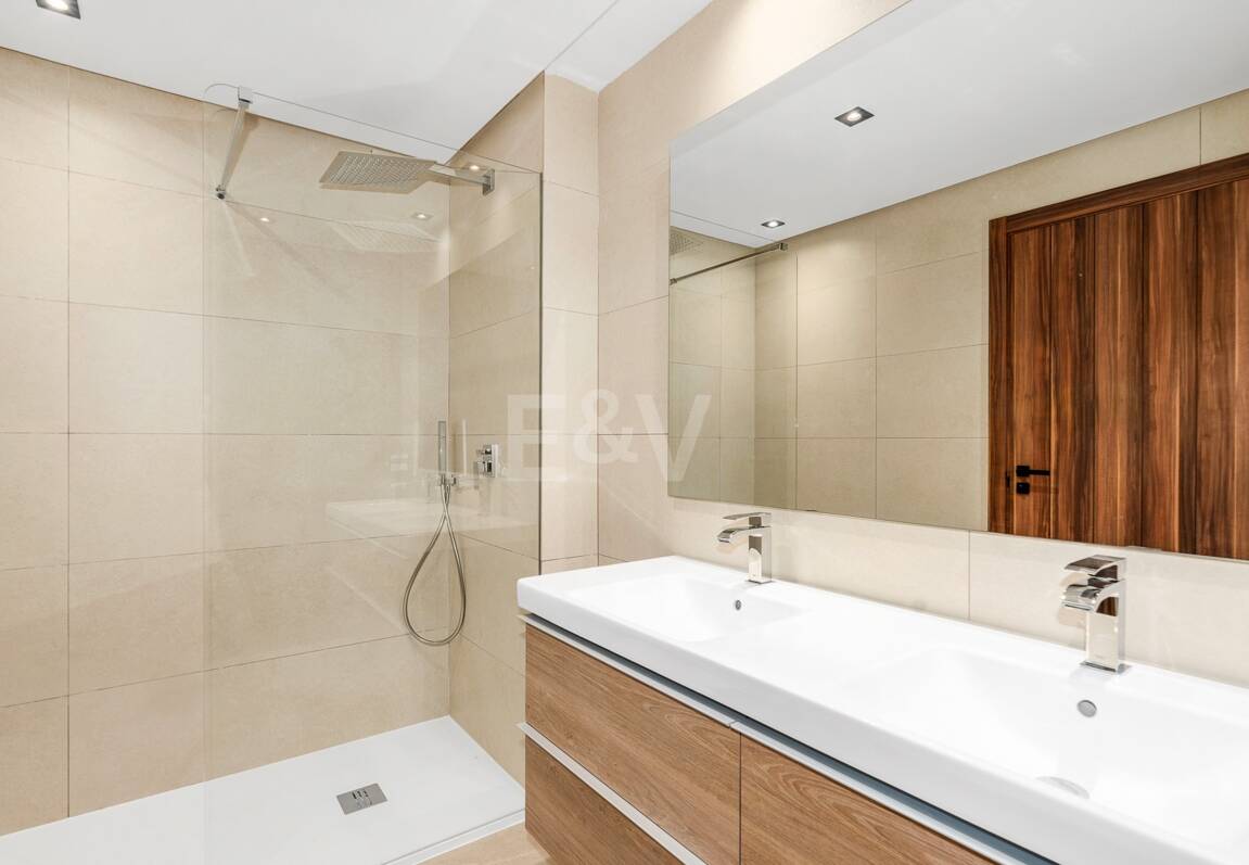 Luxury brand new apartment with open sea views