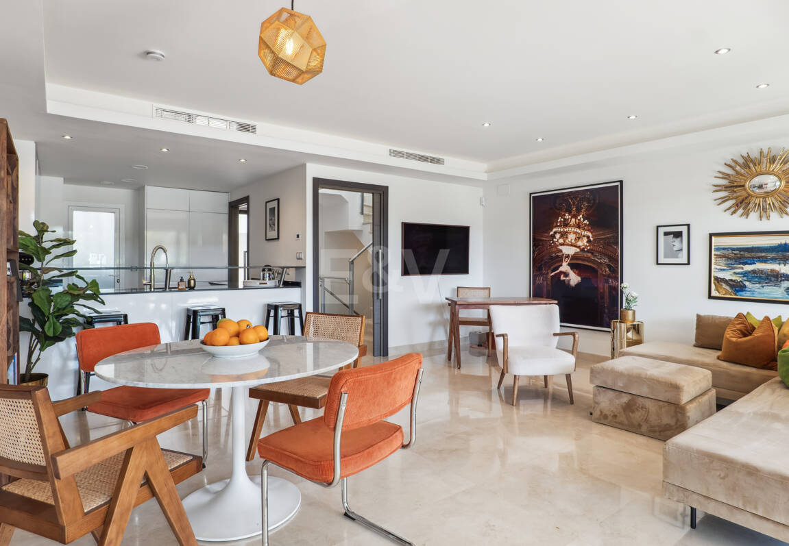 Elegantes Stadthaus auf der Golden Mile mit Dachsolarium sowie Meer- und La-Concha-Blick