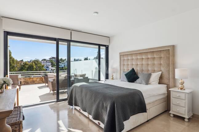 Elegantes Stadthaus auf der Golden Mile mit Dachsolarium sowie Meer- und La-Concha-Blick