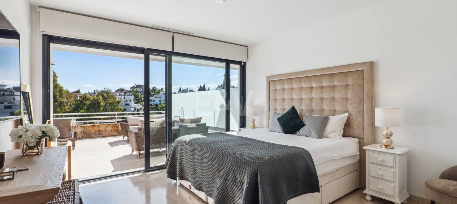 Elegantes Stadthaus auf der Golden Mile mit Dachsolarium sowie Meer- und La-Concha-Blick