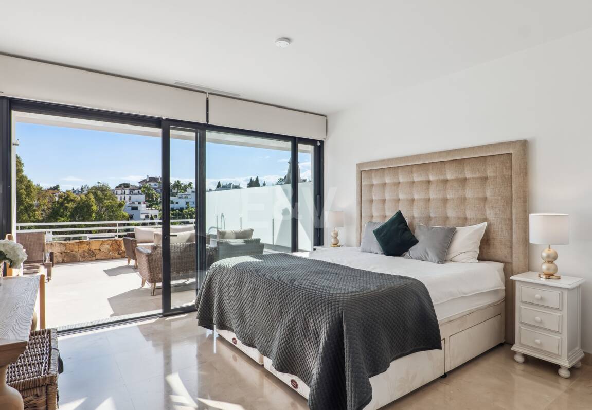 Elegantes Stadthaus auf der Golden Mile mit Dachsolarium sowie Meer- und La-Concha-Blick