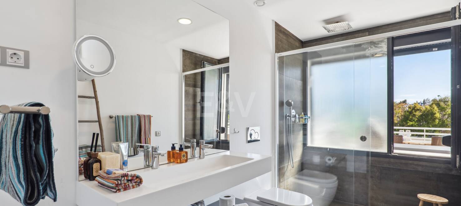 Elegantes Stadthaus auf der Golden Mile mit Dachsolarium sowie Meer- und La-Concha-Blick