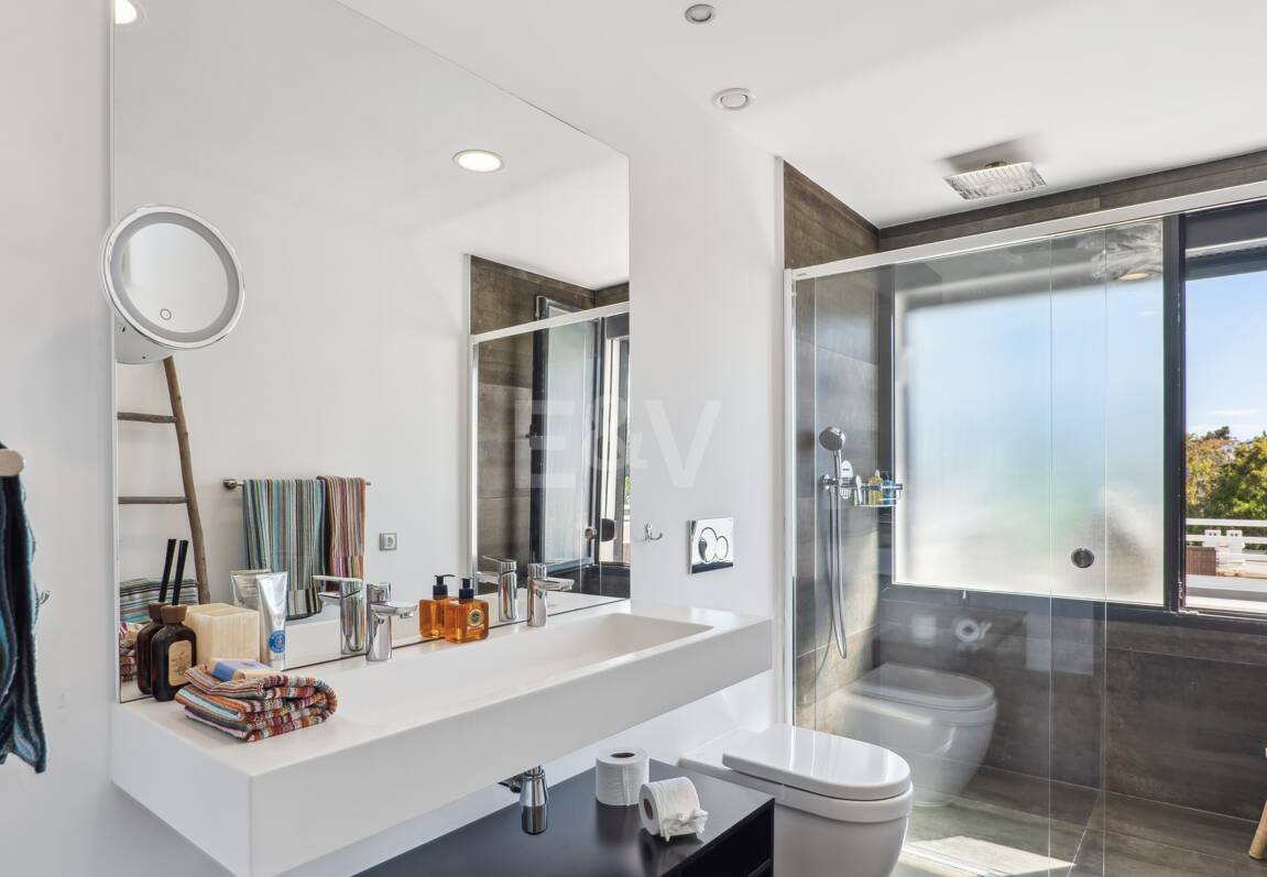 Elegantes Stadthaus auf der Golden Mile mit Dachsolarium sowie Meer- und La-Concha-Blick