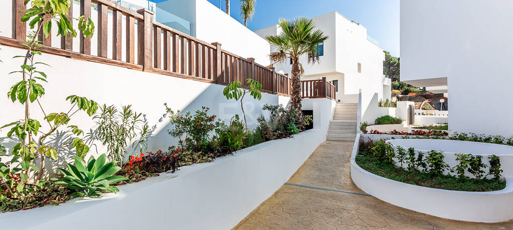 Elegantes Stadthaus auf der Golden Mile mit Dachsolarium sowie Meer- und La-Concha-Blick