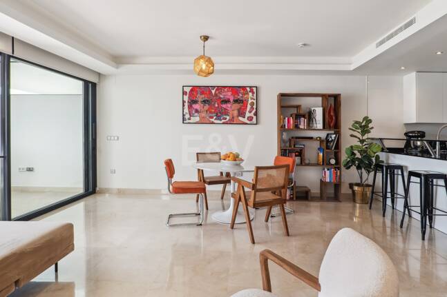 Elegantes Stadthaus auf der Golden Mile mit Dachsolarium sowie Meer- und La-Concha-Blick