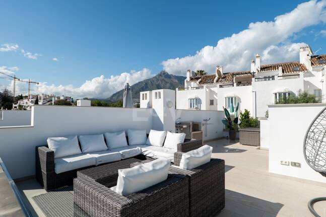 Elegantes Stadthaus auf der Golden Mile mit Dachsolarium sowie Meer- und La-Concha-Blick