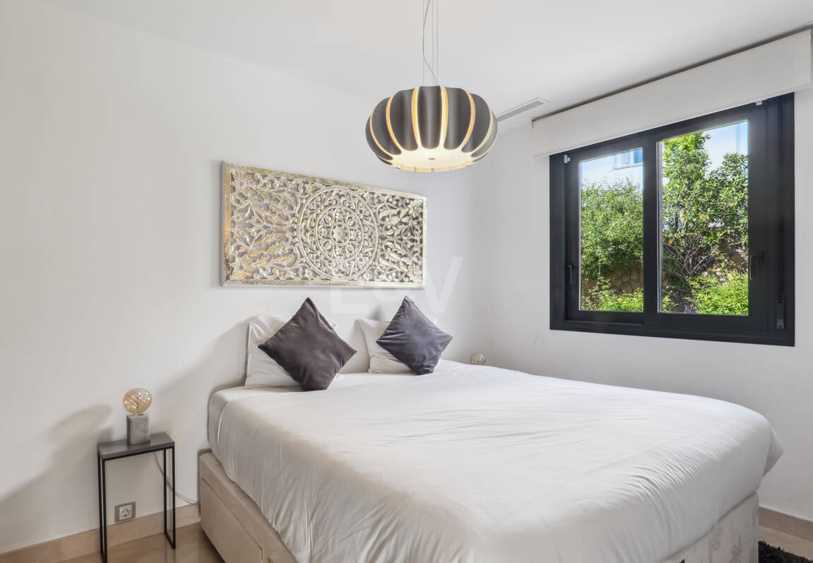 Elegantes Stadthaus auf der Golden Mile mit Dachsolarium sowie Meer- und La-Concha-Blick