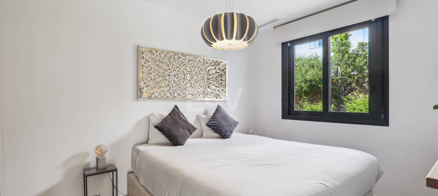 Elegantes Stadthaus auf der Golden Mile mit Dachsolarium sowie Meer- und La-Concha-Blick