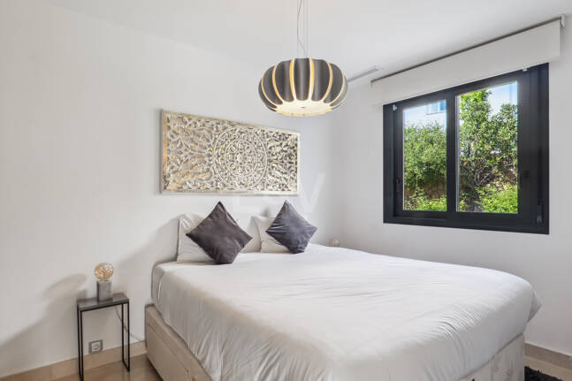 Elegantes Stadthaus auf der Golden Mile mit Dachsolarium sowie Meer- und La-Concha-Blick