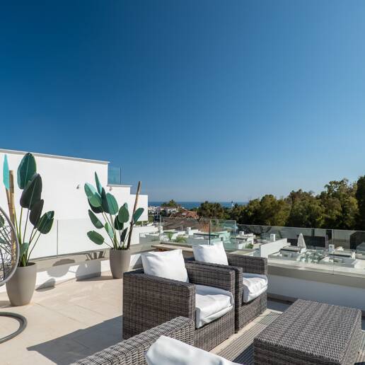 Elegantes Stadthaus auf der Golden Mile mit Dachsolarium sowie Meer- und La-Concha-Blick