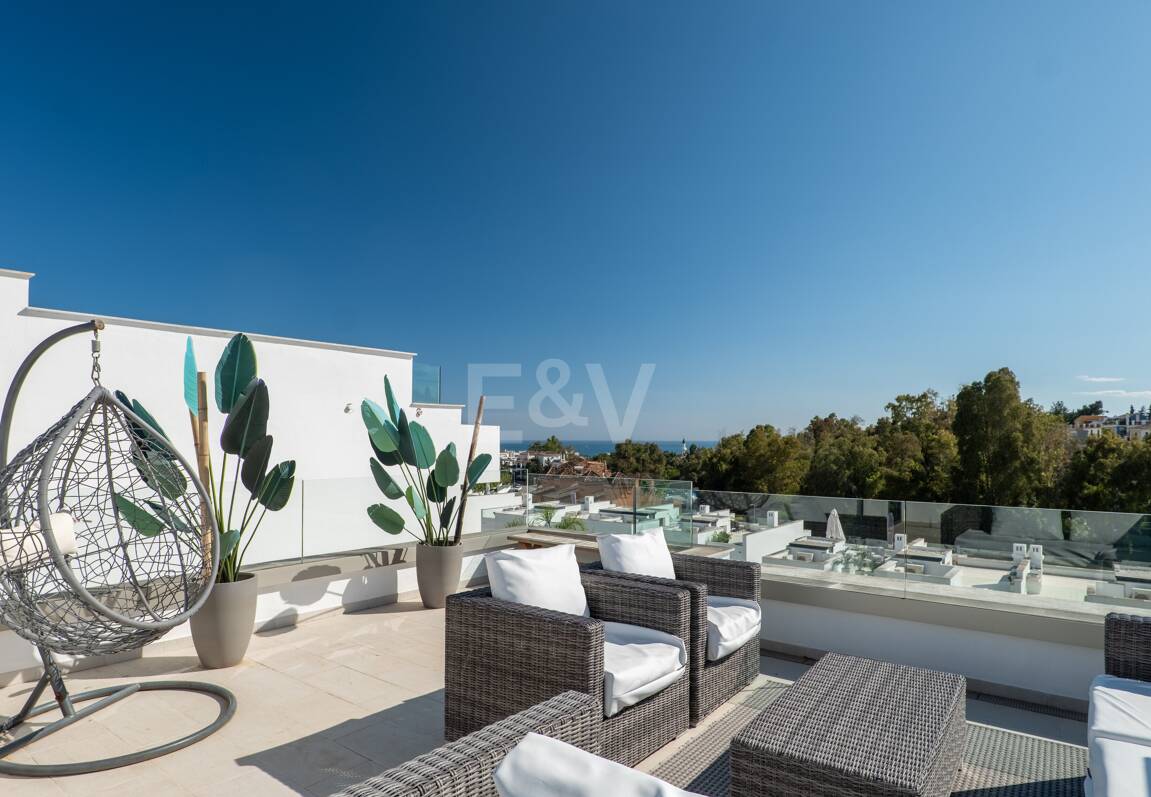 Elegantes Stadthaus auf der Golden Mile mit Dachsolarium sowie Meer- und La-Concha-Blick