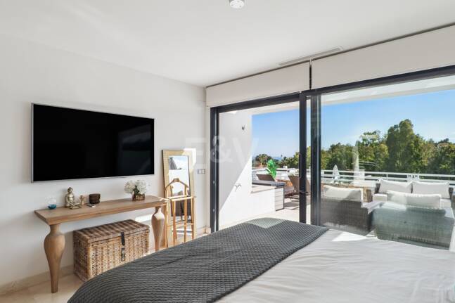 Elegantes Stadthaus auf der Golden Mile mit Dachsolarium sowie Meer- und La-Concha-Blick