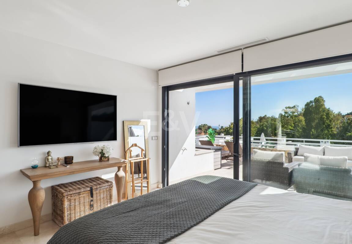 Elegantes Stadthaus auf der Golden Mile mit Dachsolarium sowie Meer- und La-Concha-Blick