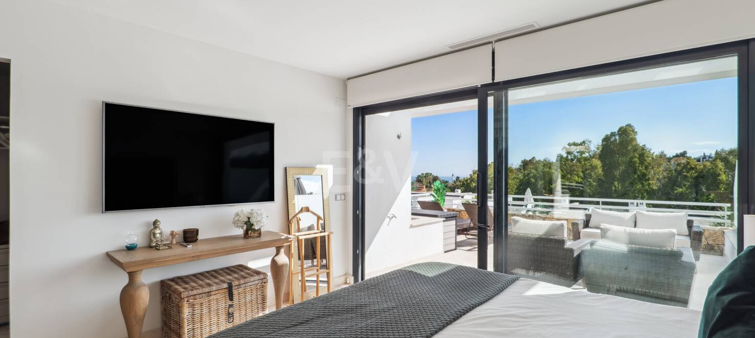 Elegantes Stadthaus auf der Golden Mile mit Dachsolarium sowie Meer- und La-Concha-Blick