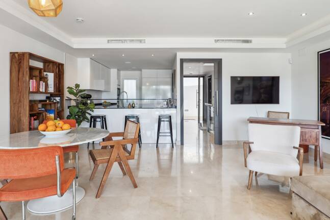 Elegantes Stadthaus auf der Golden Mile mit Dachsolarium sowie Meer- und La-Concha-Blick