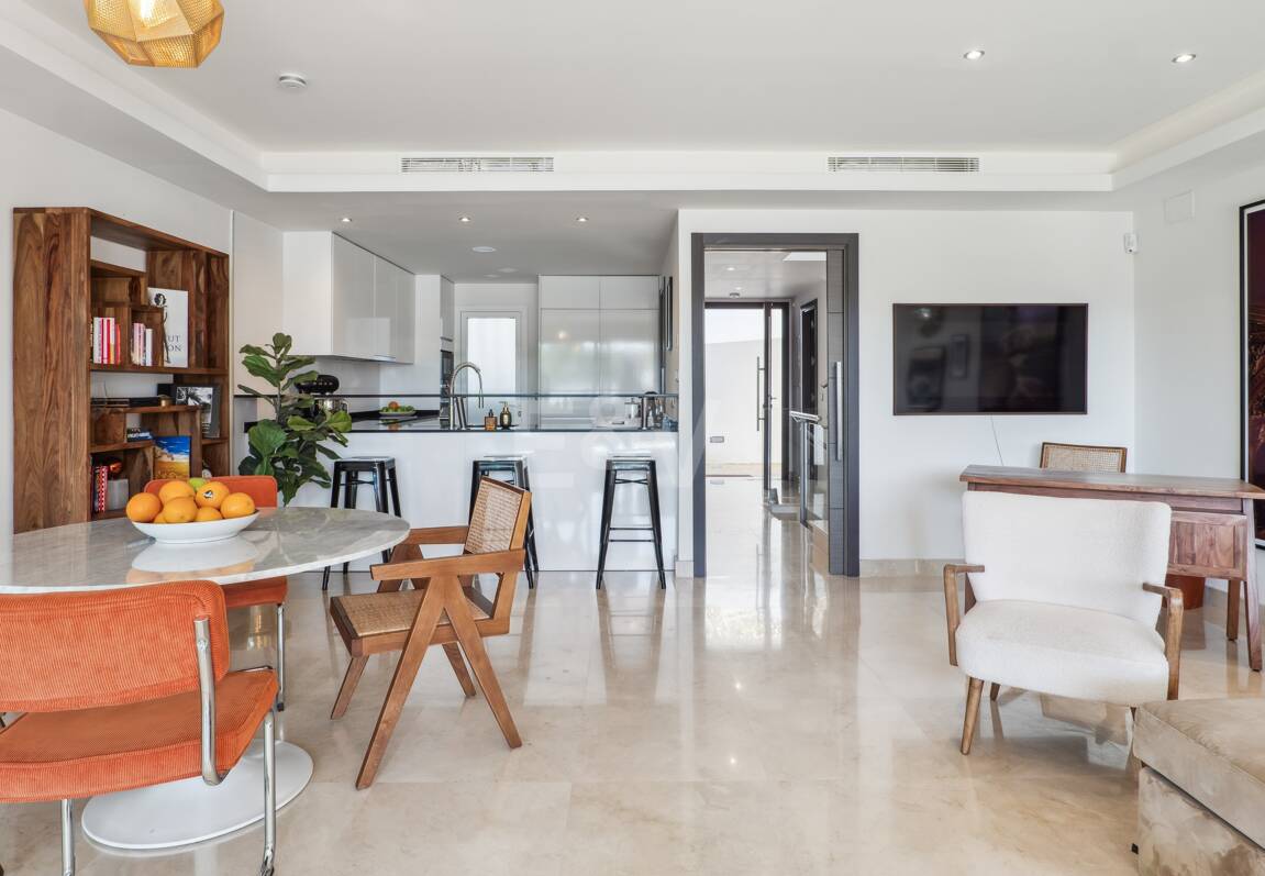 Elegantes Stadthaus auf der Golden Mile mit Dachsolarium sowie Meer- und La-Concha-Blick