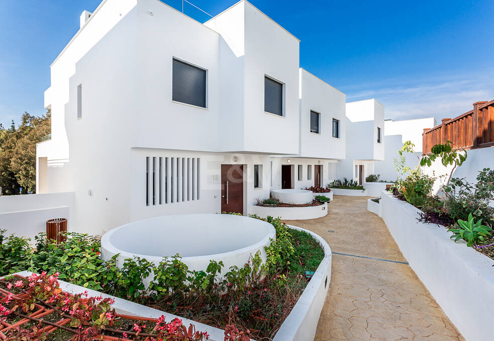 Elegantes Stadthaus auf der Golden Mile mit Dachsolarium sowie Meer- und La-Concha-Blick