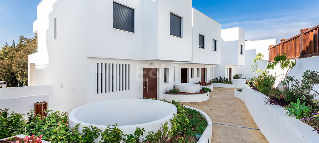 Elegantes Stadthaus auf der Golden Mile mit Dachsolarium sowie Meer- und La-Concha-Blick