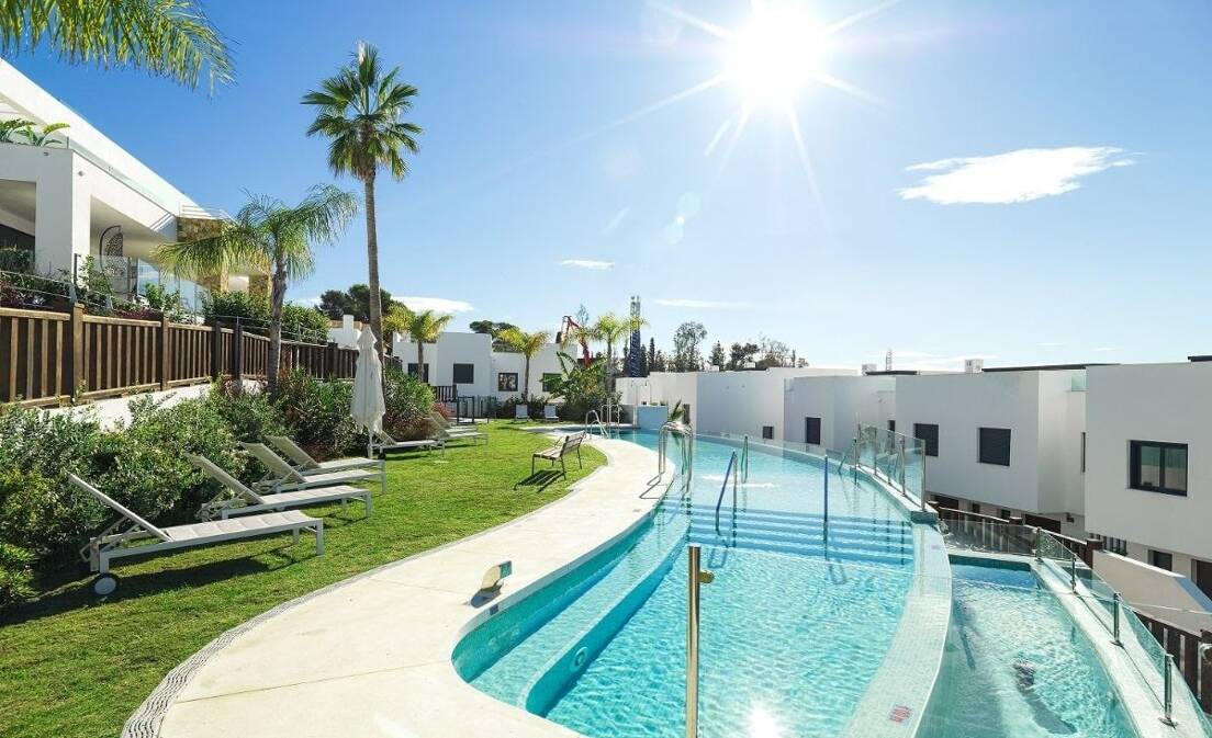Elegantes Stadthaus auf der Golden Mile mit Dachsolarium sowie Meer- und La-Concha-Blick
