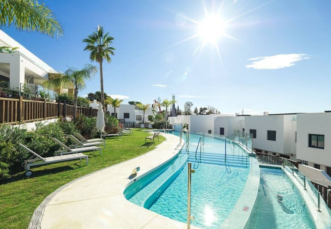 Elegantes Stadthaus auf der Golden Mile mit Dachsolarium sowie Meer- und La-Concha-Blick
