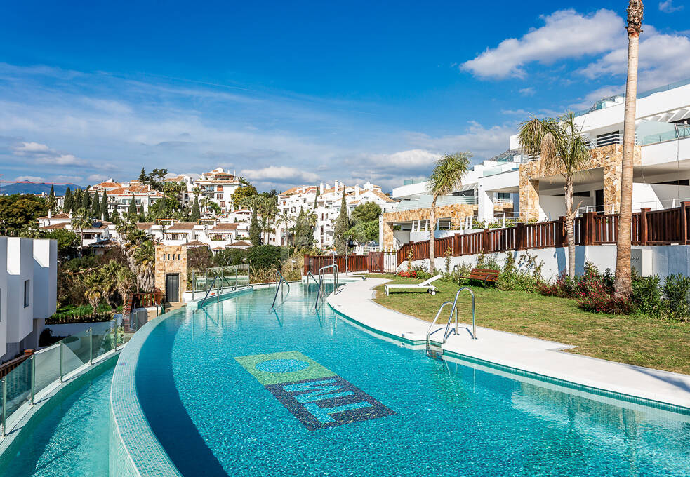 Elegantes Stadthaus auf der Golden Mile mit Dachsolarium sowie Meer- und La-Concha-Blick