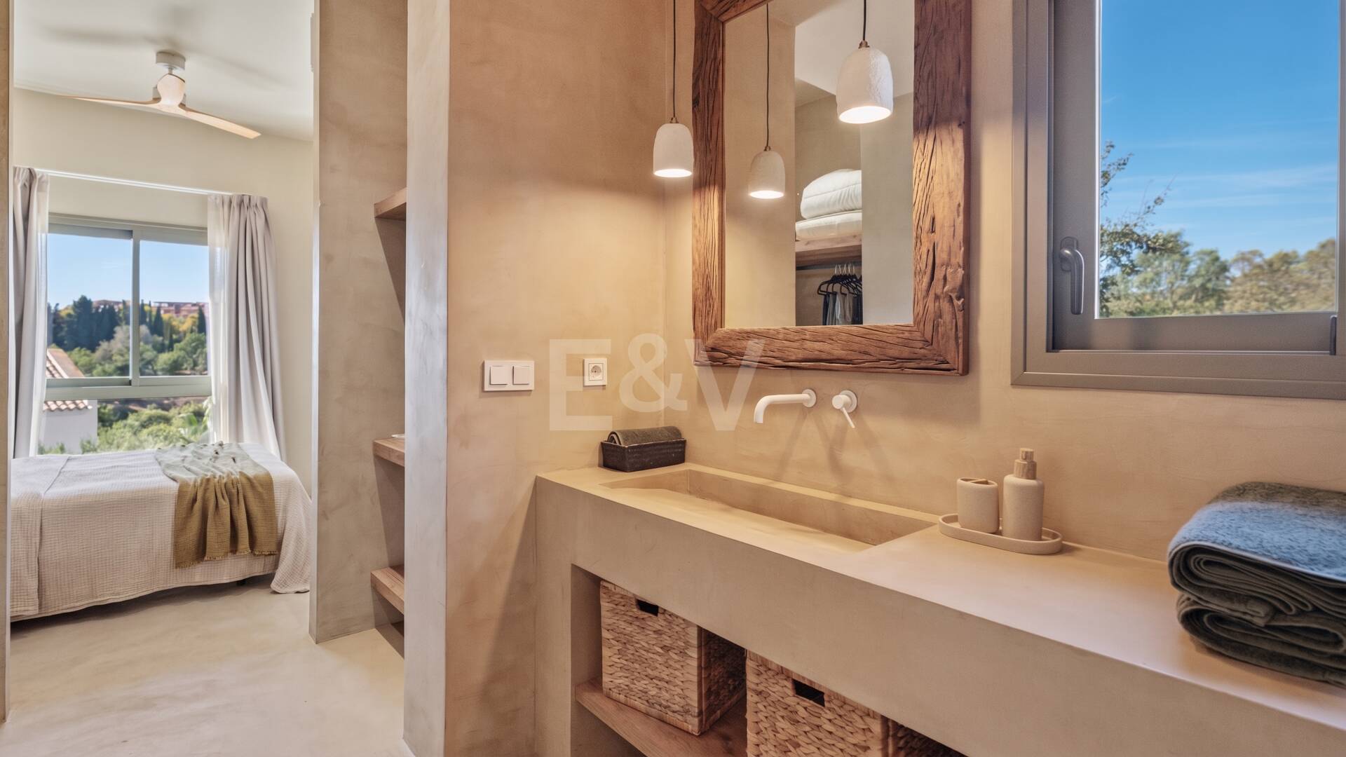 Preciosa villa de auténtico estilo ibicenco en Elviria, al este de Marbella