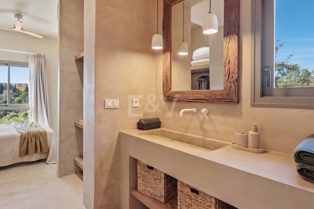 Preciosa villa de auténtico estilo ibicenco en Elviria, al este de Marbella