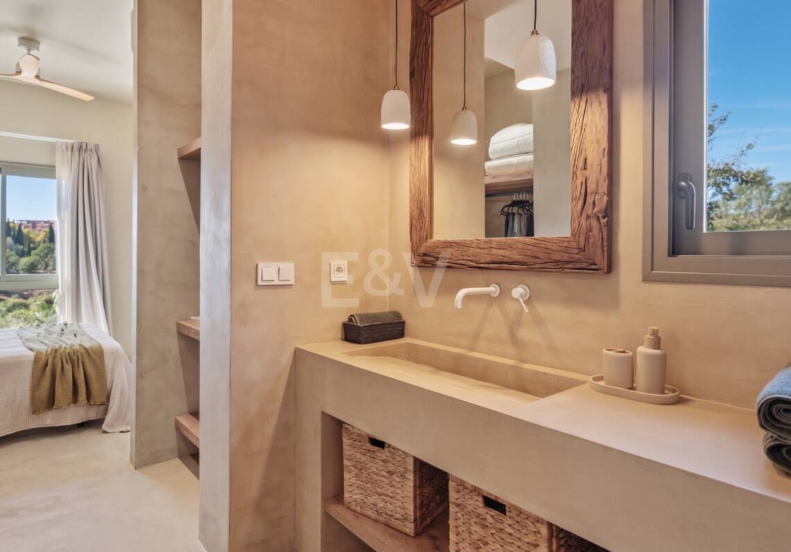 Preciosa villa de auténtico estilo ibicenco en Elviria, al este de Marbella