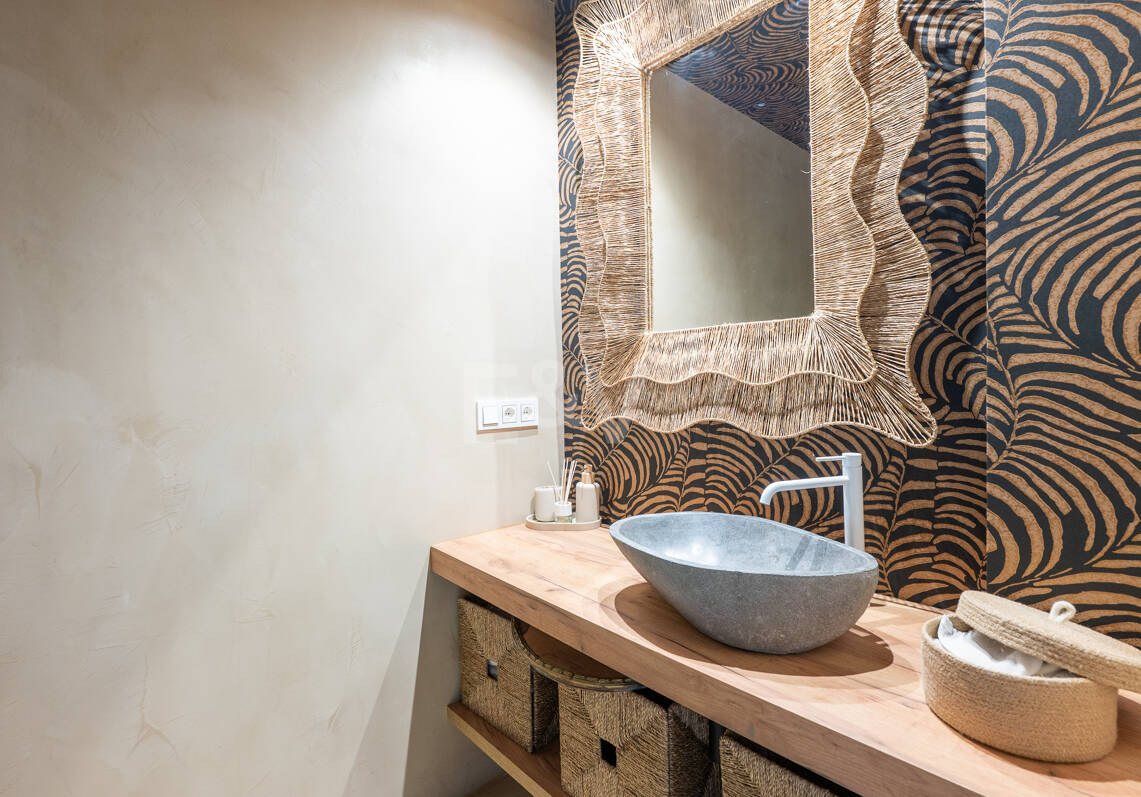 Preciosa villa de auténtico estilo ibicenco en Elviria, al este de Marbella