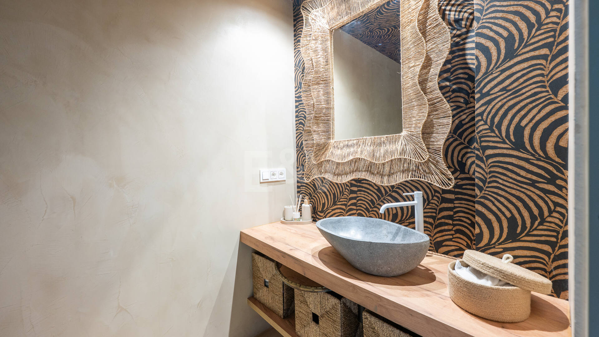 Preciosa villa de auténtico estilo ibicenco en Elviria, al este de Marbella