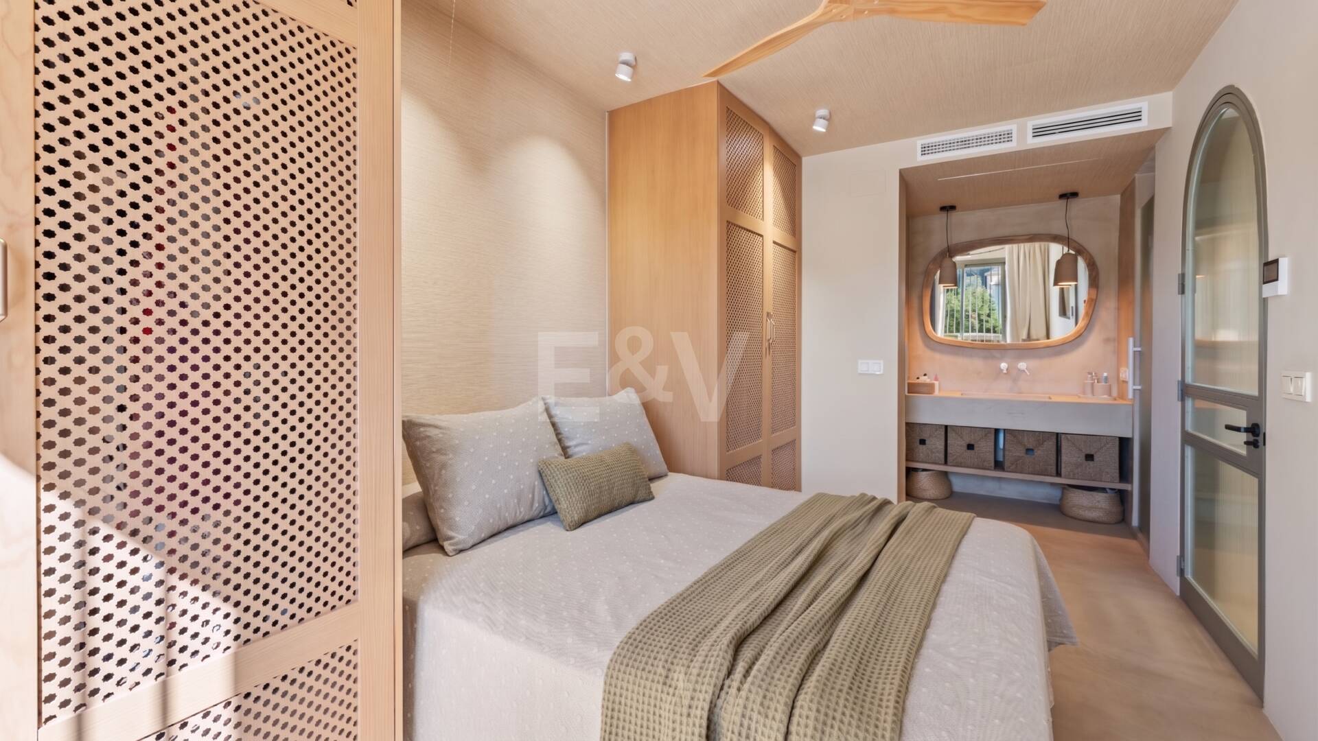 Preciosa villa de auténtico estilo ibicenco en Elviria, al este de Marbella