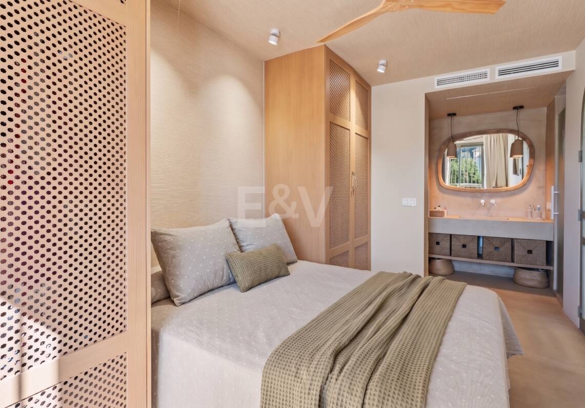 Preciosa villa de auténtico estilo ibicenco en Elviria, al este de Marbella