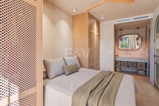 Preciosa villa de auténtico estilo ibicenco en Elviria, al este de Marbella
