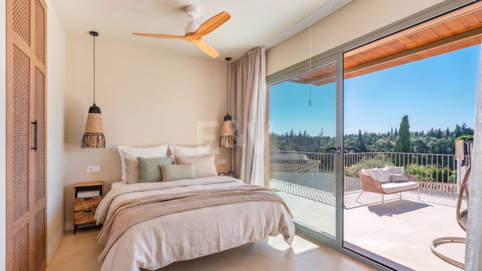 Preciosa villa de auténtico estilo ibicenco en Elviria, al este de Marbella