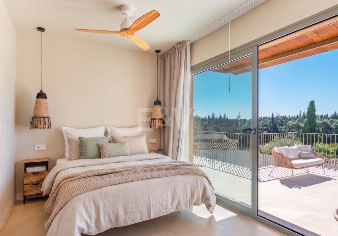 Preciosa villa de auténtico estilo ibicenco en Elviria, al este de Marbella