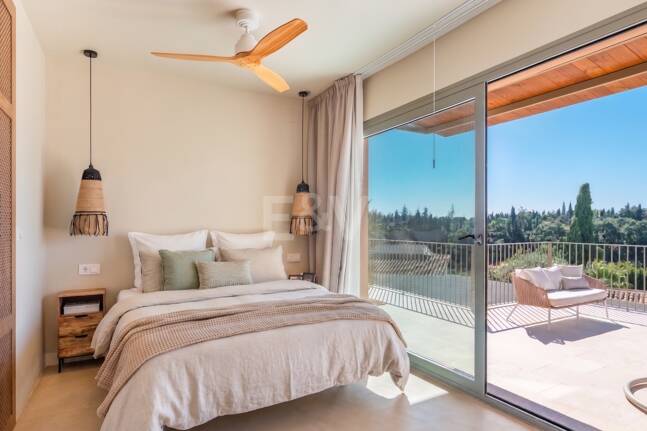 Preciosa villa de auténtico estilo ibicenco en Elviria, al este de Marbella